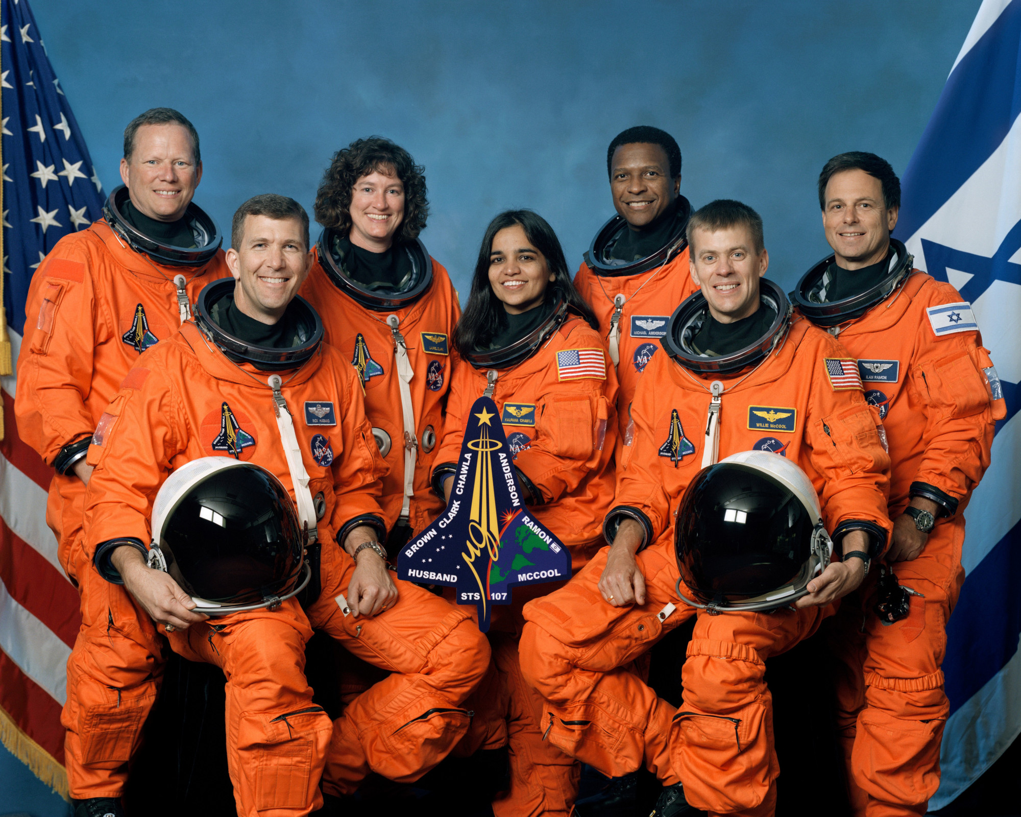A Columbia legénysége az indítás előtt készített csoportképen, balról jobbra: David Brown, Rick Husband, Laurel Clark, Kalpana Chawla, Michael Anderson, William McCool és Ilan Ramon űrhajósok