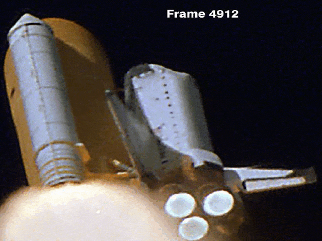 A fellövés során rögzített felvétel a Columbia bal szárnyát eltaláló szigetelés darabról