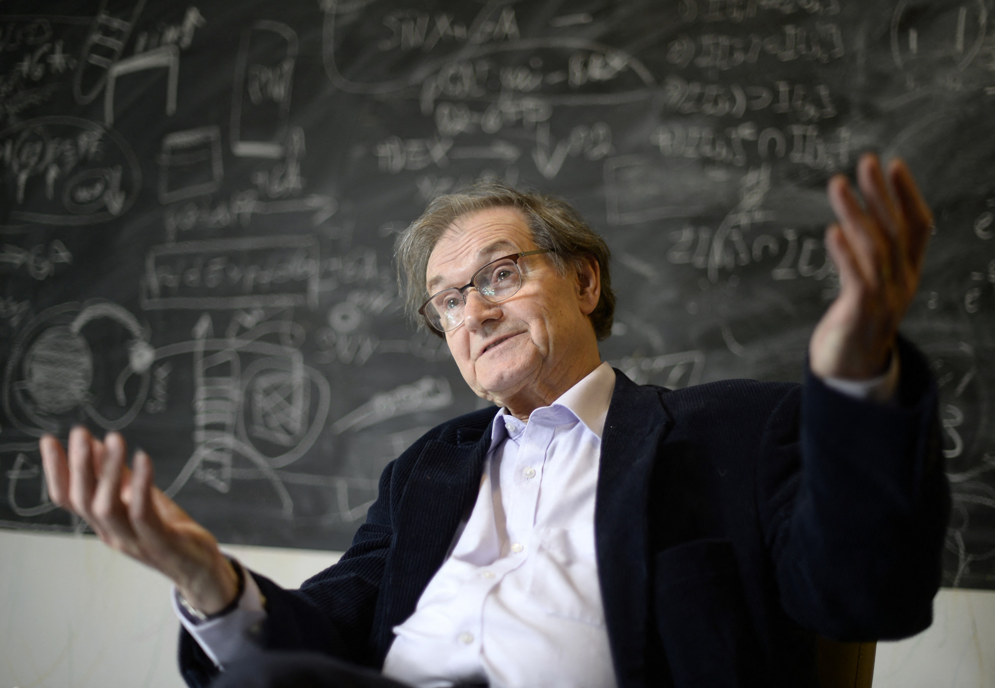 A Nobel-díjas Roger Penrose magyaroknak tartott előadásban mutatta be, hogyan épül az univerzum Big Bangek végtelen sorozatára