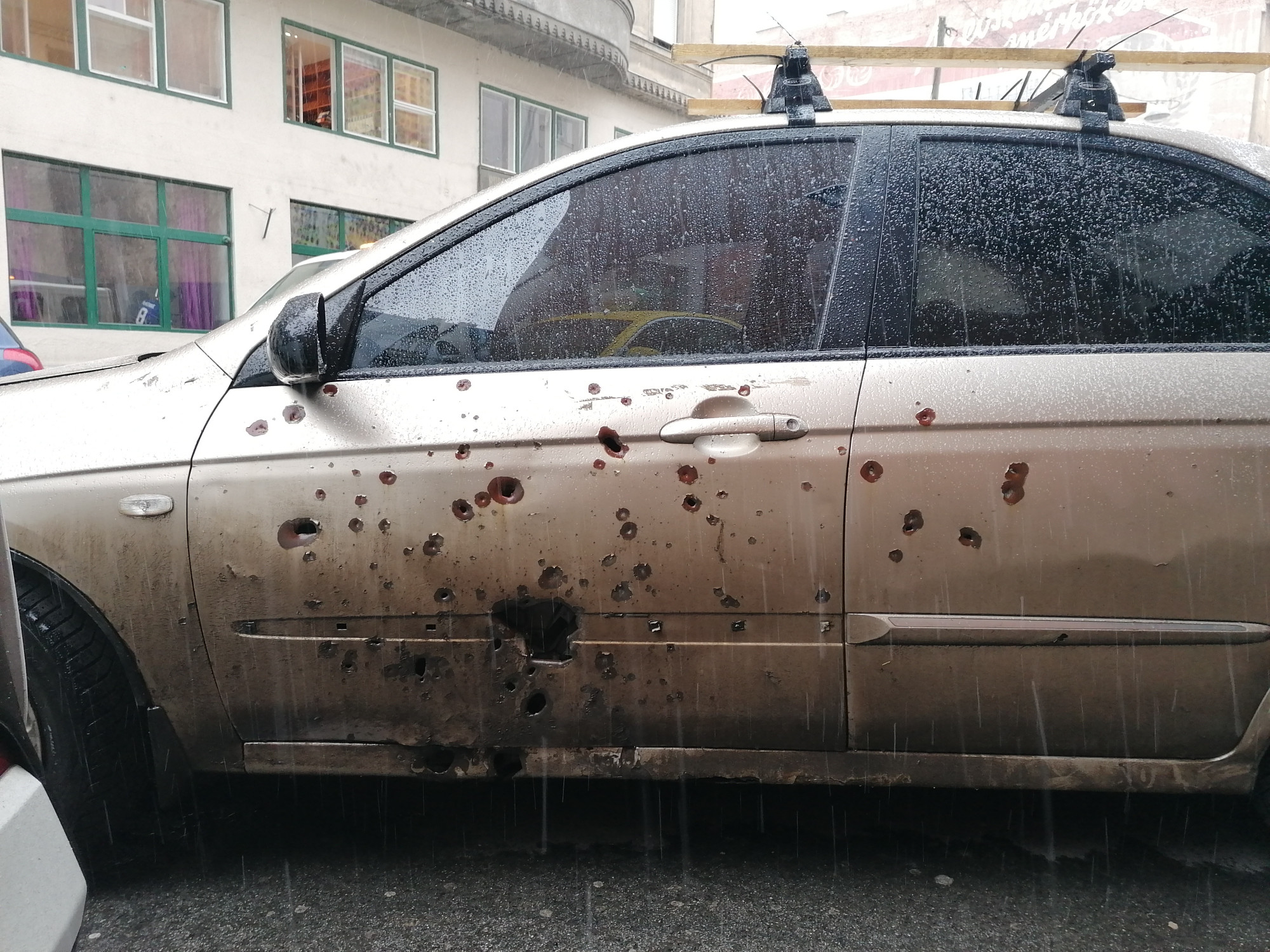 Mariupoli kocsi parkol a Rumbach Sebestyén utcában, láthatóan szétlőtték az oldalát
