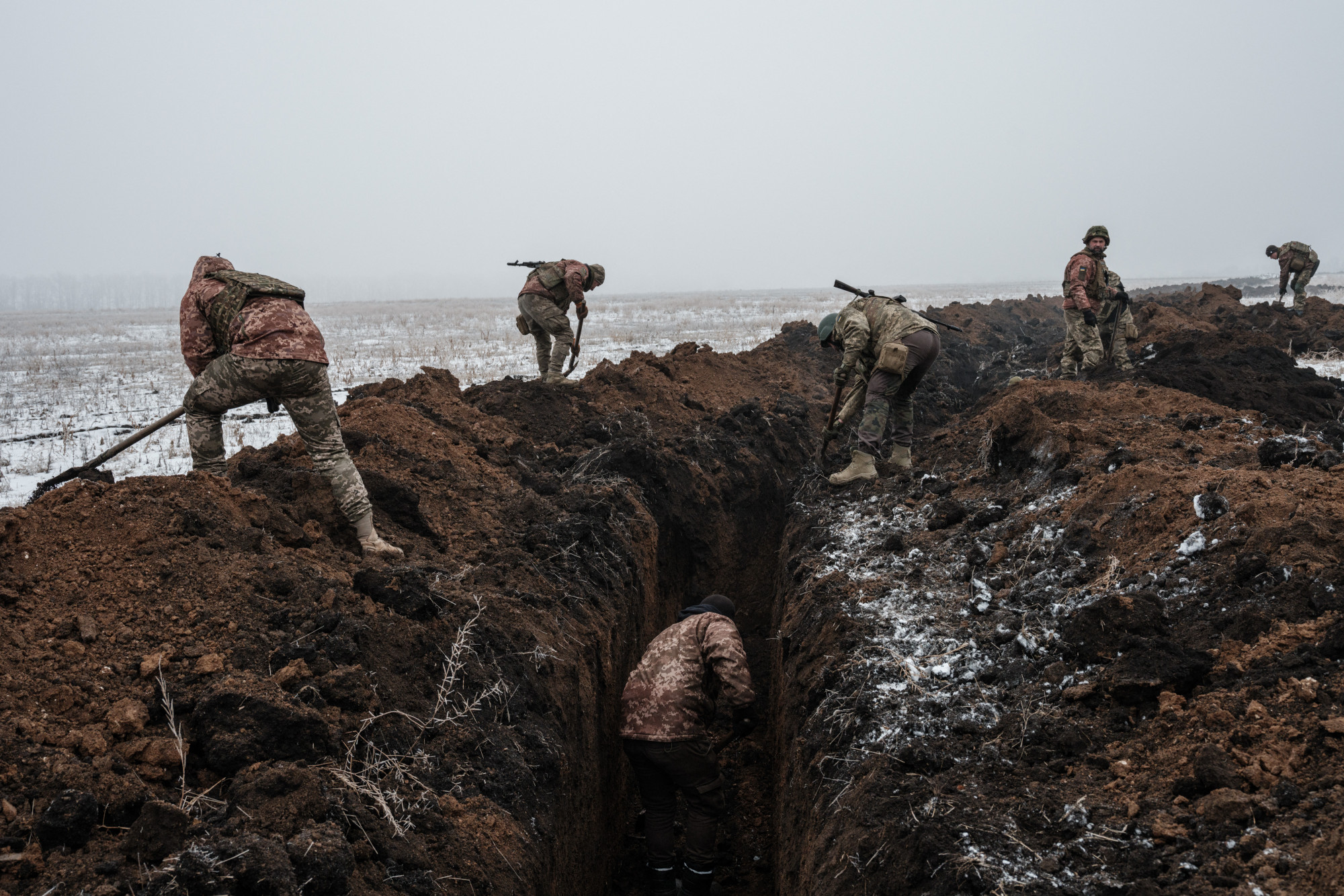 Ukrán katonák árkot ásnak Bahmut közelében február 1-én