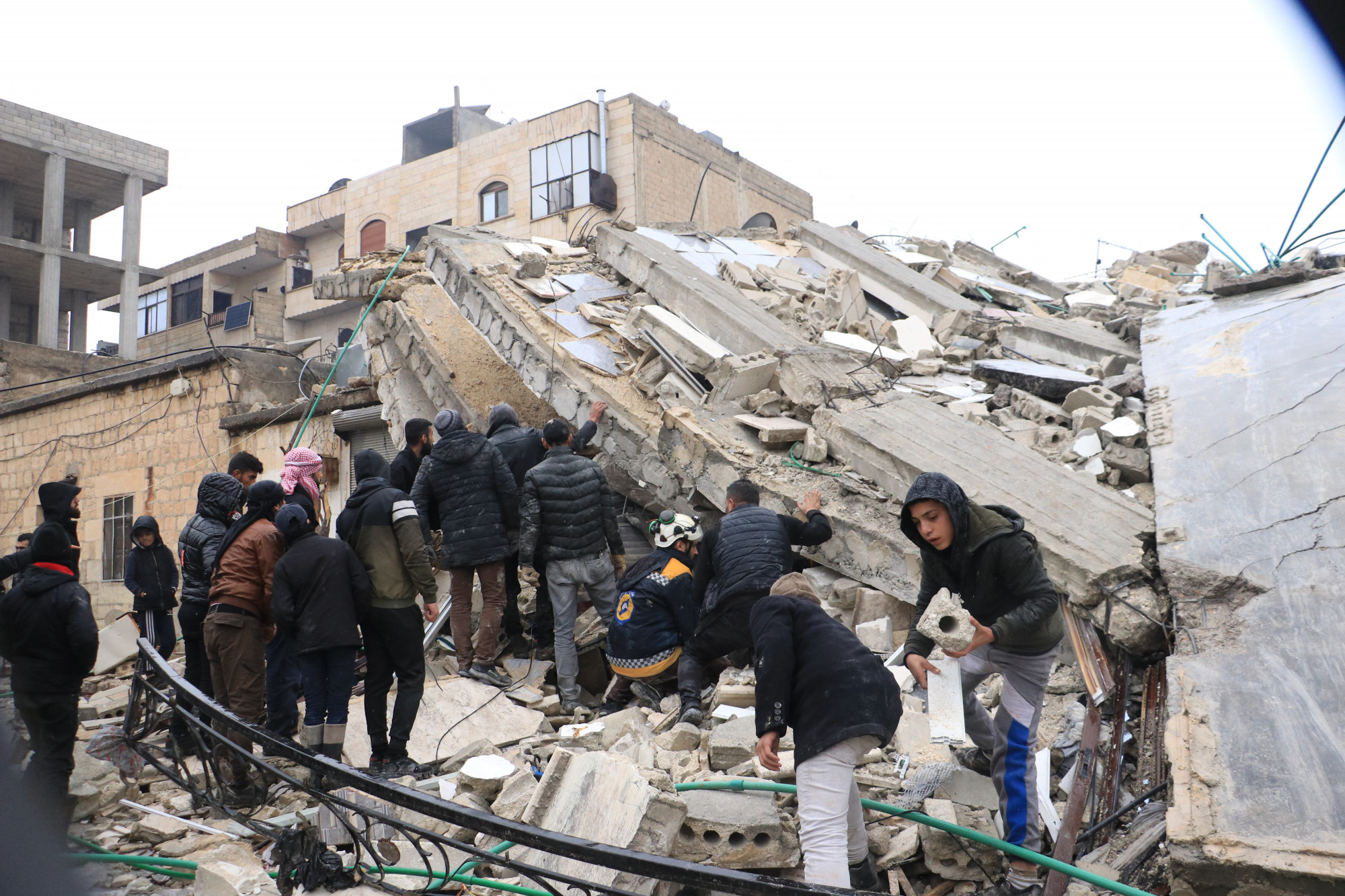Földrengés a török-szír határnál: több mint ezer áldozat