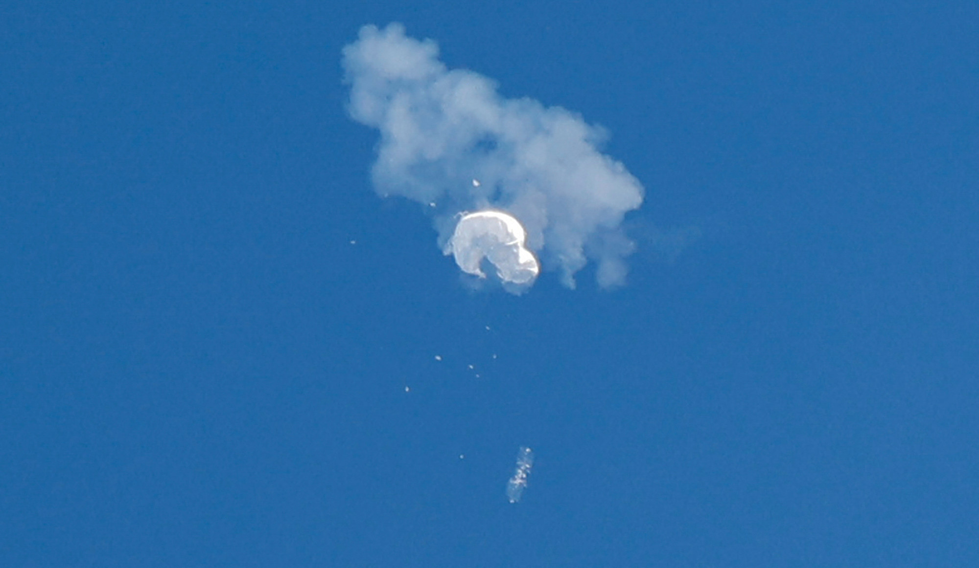 A kínai ballon, miközben zuhan az óceán felé február 4-én