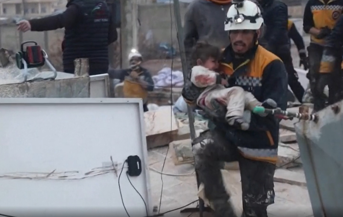 Videón, ahogy kimentenek egy kisgyereket a földrengés romjai alól