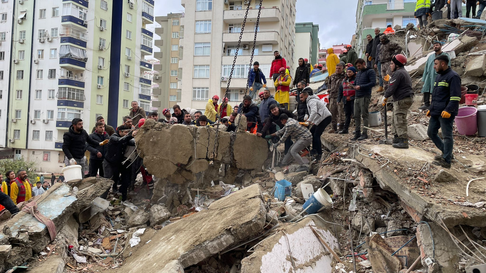 A második földrengés után folytatódik a mentés Adana egyik lakónegyedében
