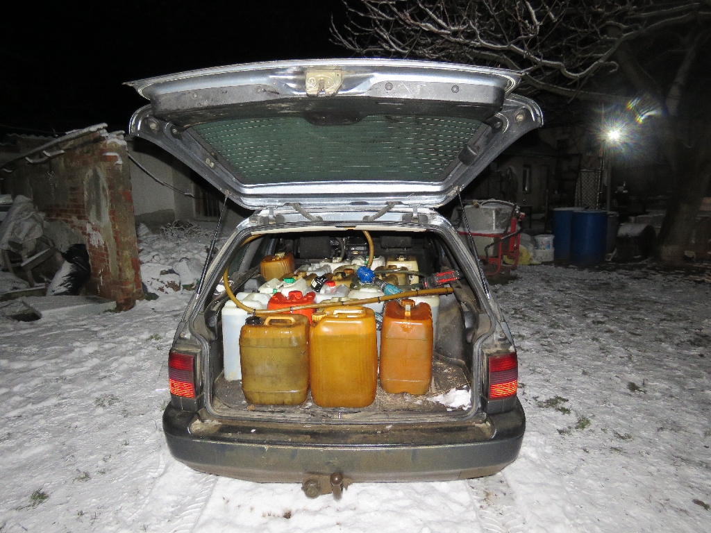 Lopott üzemanyaggal teli autóval hajtott kerítésnek két tállyai tolvaj