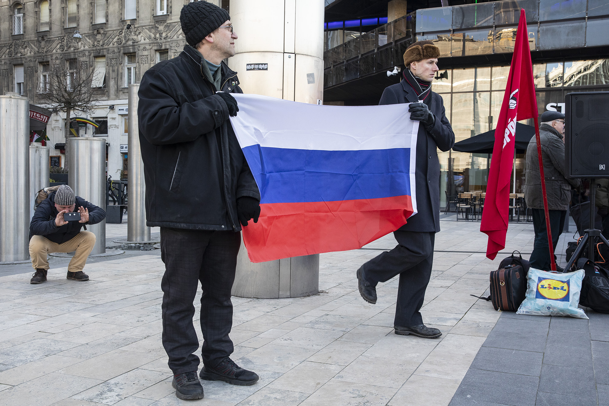 Kilép a Mi Hazánkból a kommunisták tüntetésén orosz zászlóval pózoló politikus