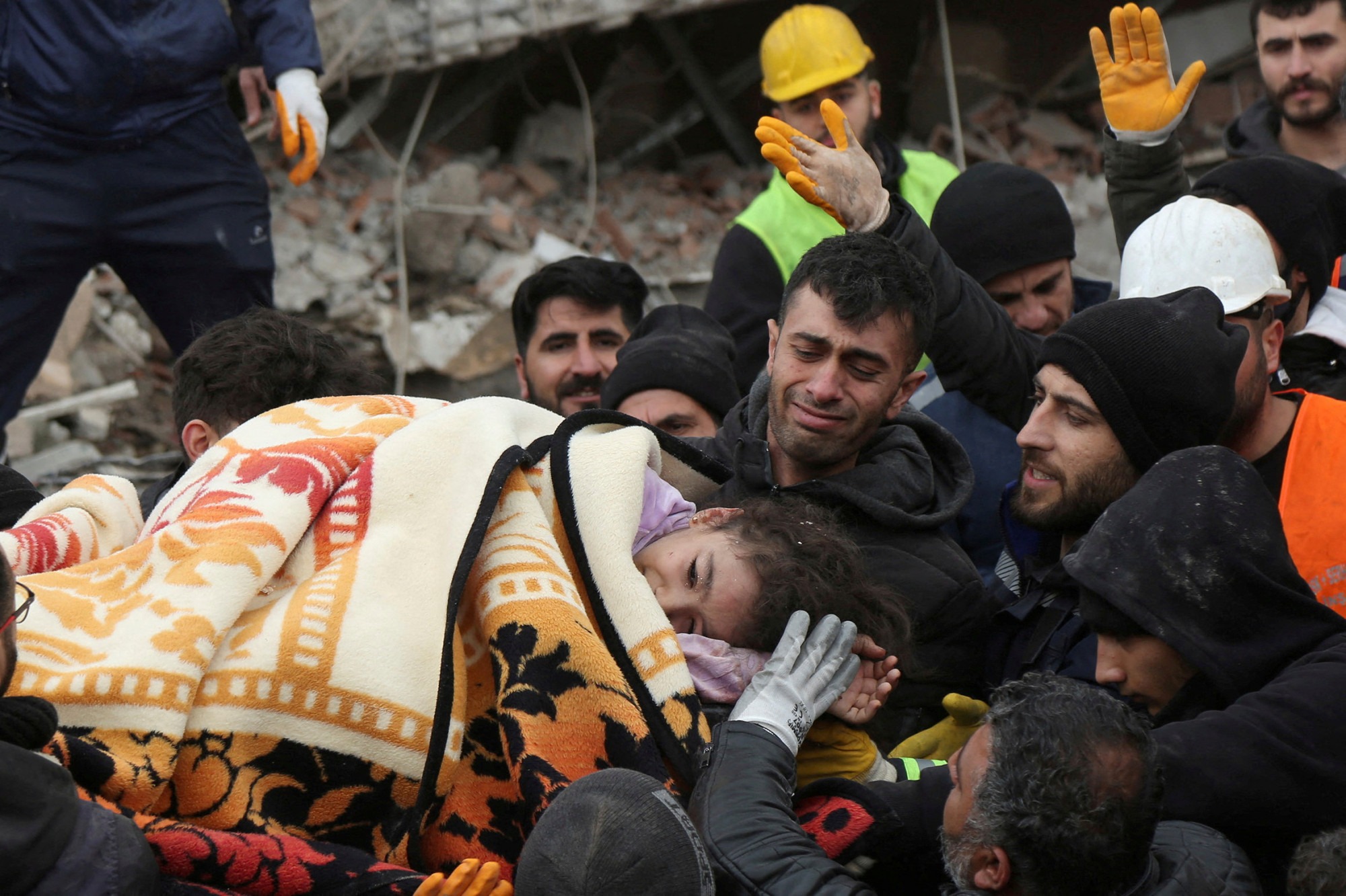 Több ezer összeomlott ház alatt keresik a túlélőket a Törökországot és Szíriát ért földrengés utáni