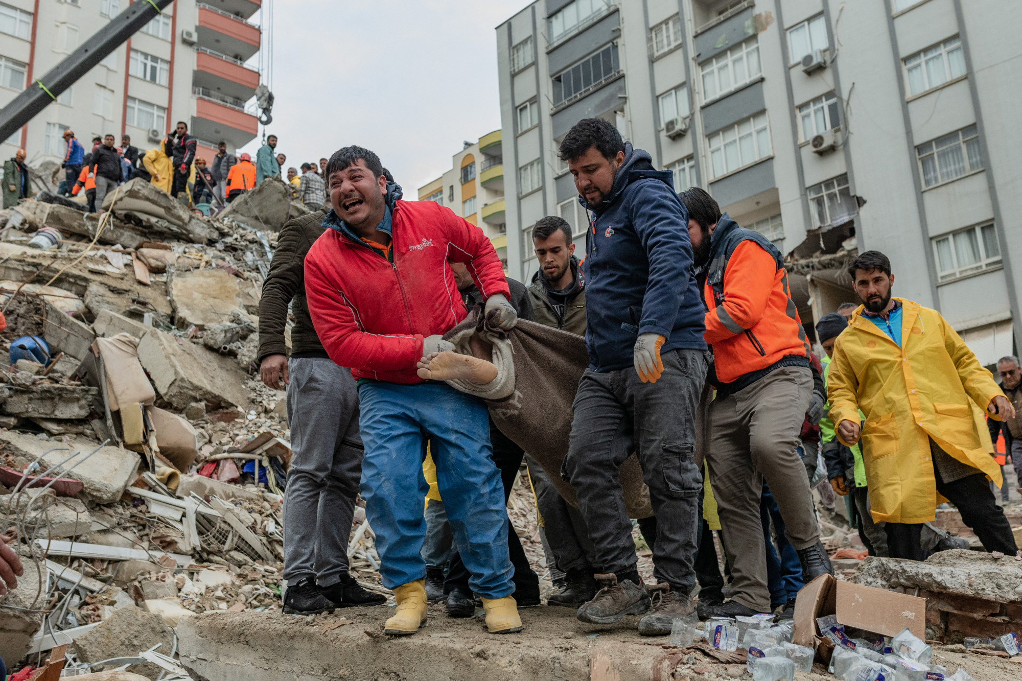 Holttestet cipelnek a 7,8-as erősségű földrengés után hétfőn Törökország dél-keleti részén.