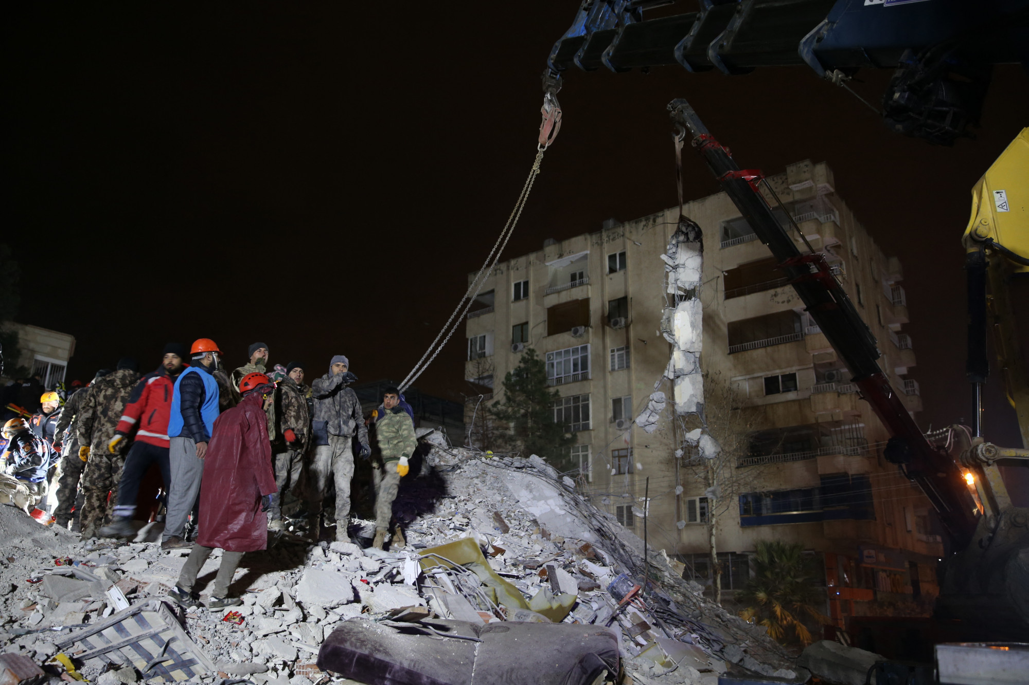 Már legalább 4300 halálos áldozata van a Törökországot és Szíriát ért földrengésnek