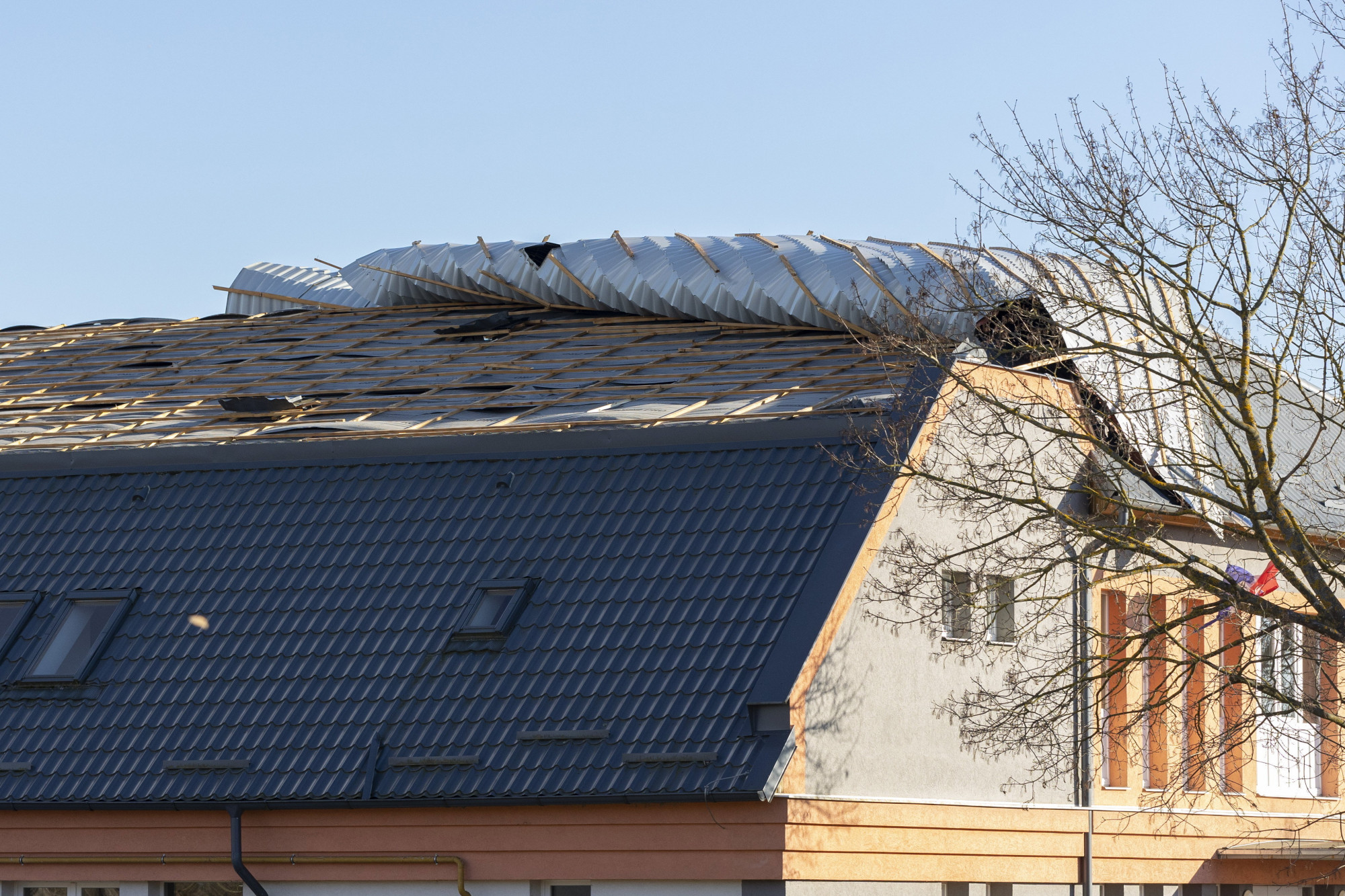 A murakeresztúri faluház erős széltől megrongálódott tetőszerkezete 2023. február 4-én