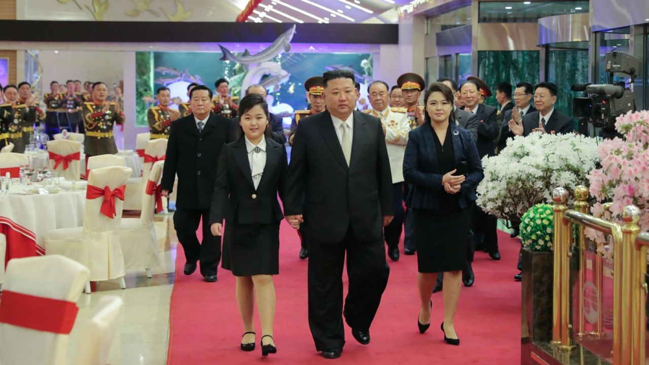 Kim Dzsongun ezúttal egy katonai banketten jelent meg a kislánnyal, aki egyre inkább a kijelölt utódjának tűnik