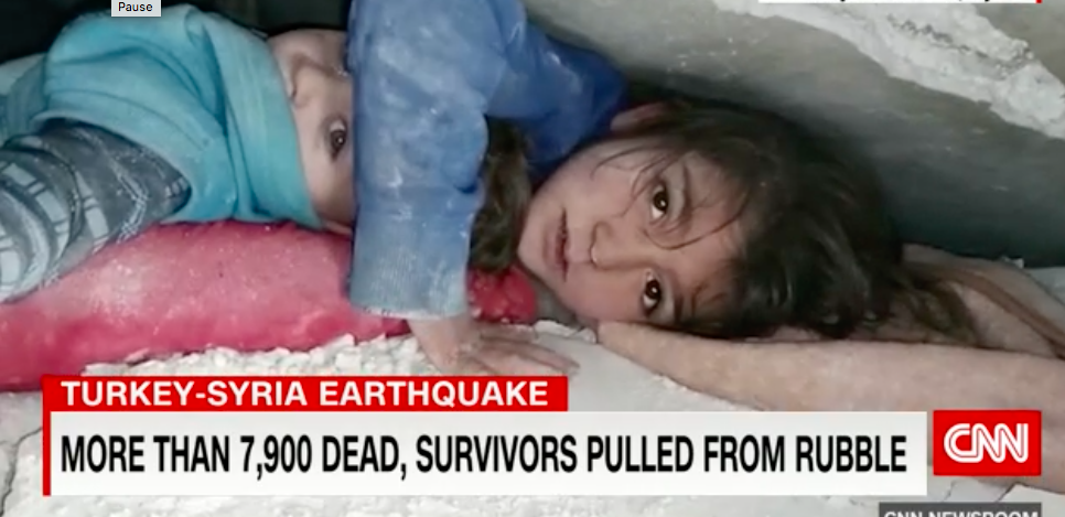 36 órán át simogatta kishúga haját a szíriai kislány két betonlap közé szorulva