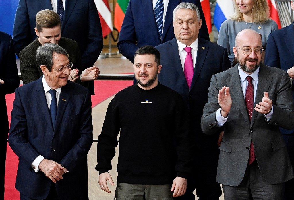 Ilyen arcot vágott Orbán, amikor Zelenszkij pont őelé állt a fotózáson