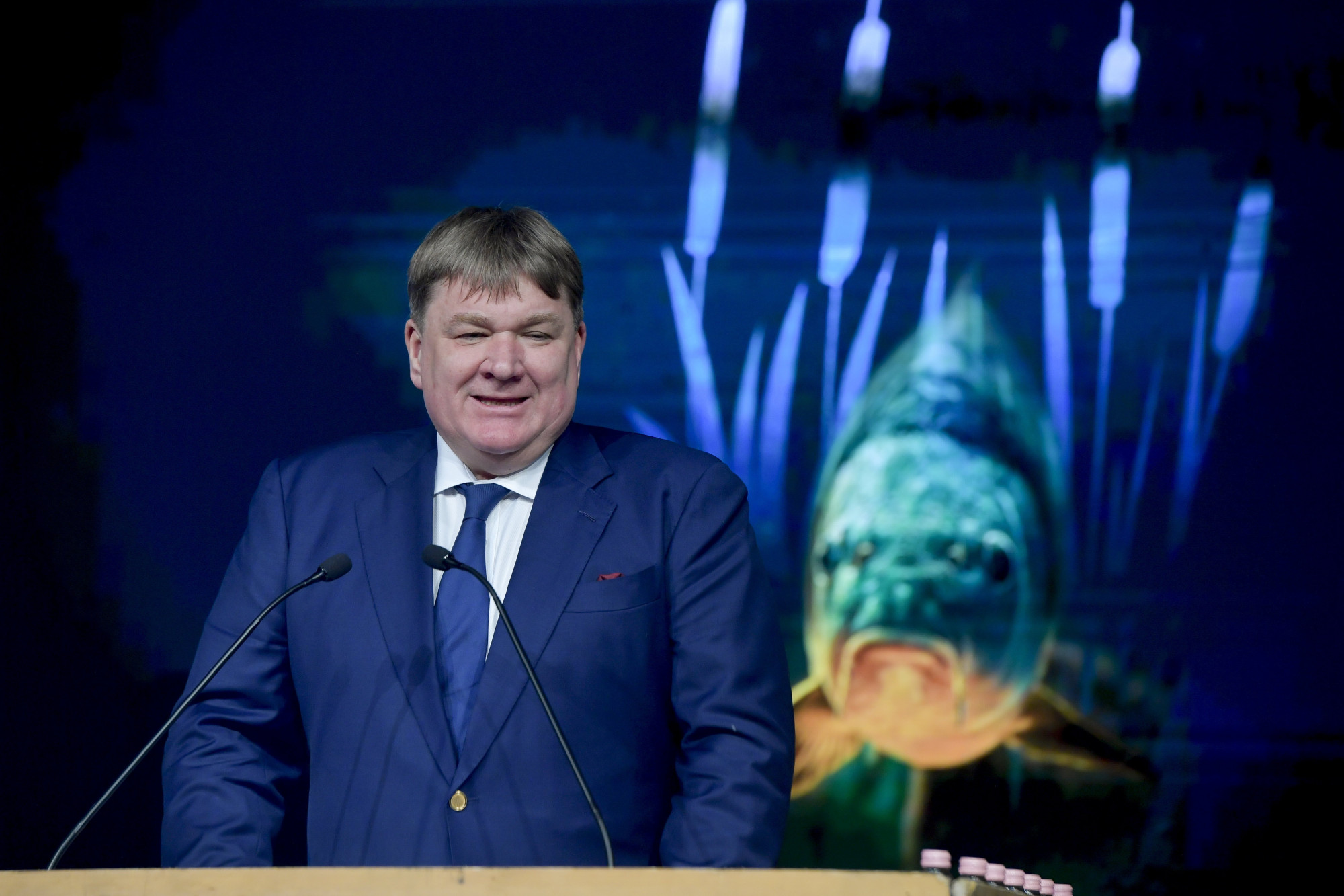 Szűcs Lajos, a Magyar Országos Horgász Szövetség elnöke és a hal