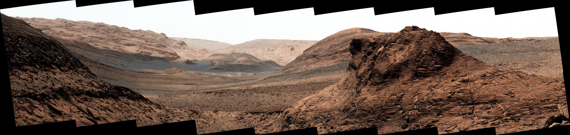 A felvétel közepén a távolban a Gediz Vallis völgy vehető ki, erre veszi az irányt majd a Curiosity