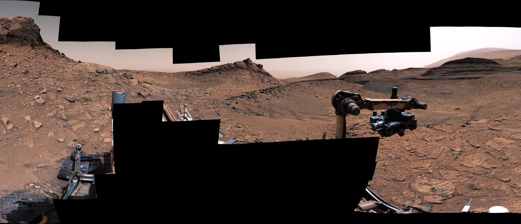 A Curiosity decemberi panorámaképe, a fodros mintázatú kőzetekkel, amik több milliárd éve egy sekély tó aljzatán keletkezhettek