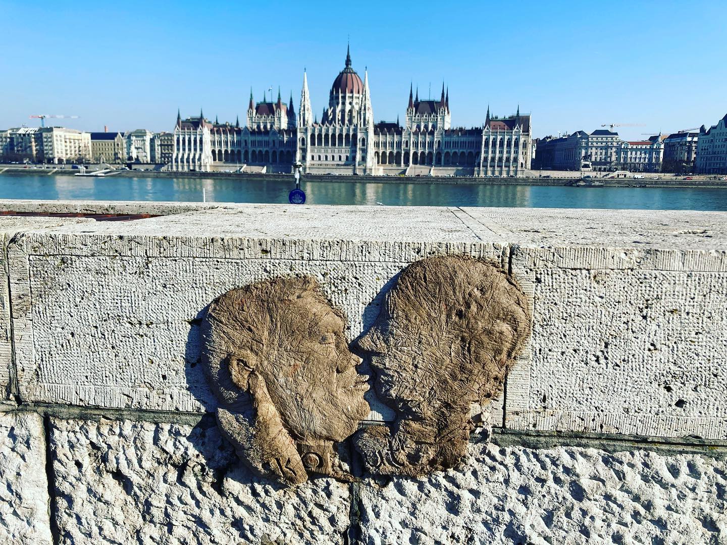 Orbán és Putyin csókját ábrázoló szobor bukkant fel Budapesten