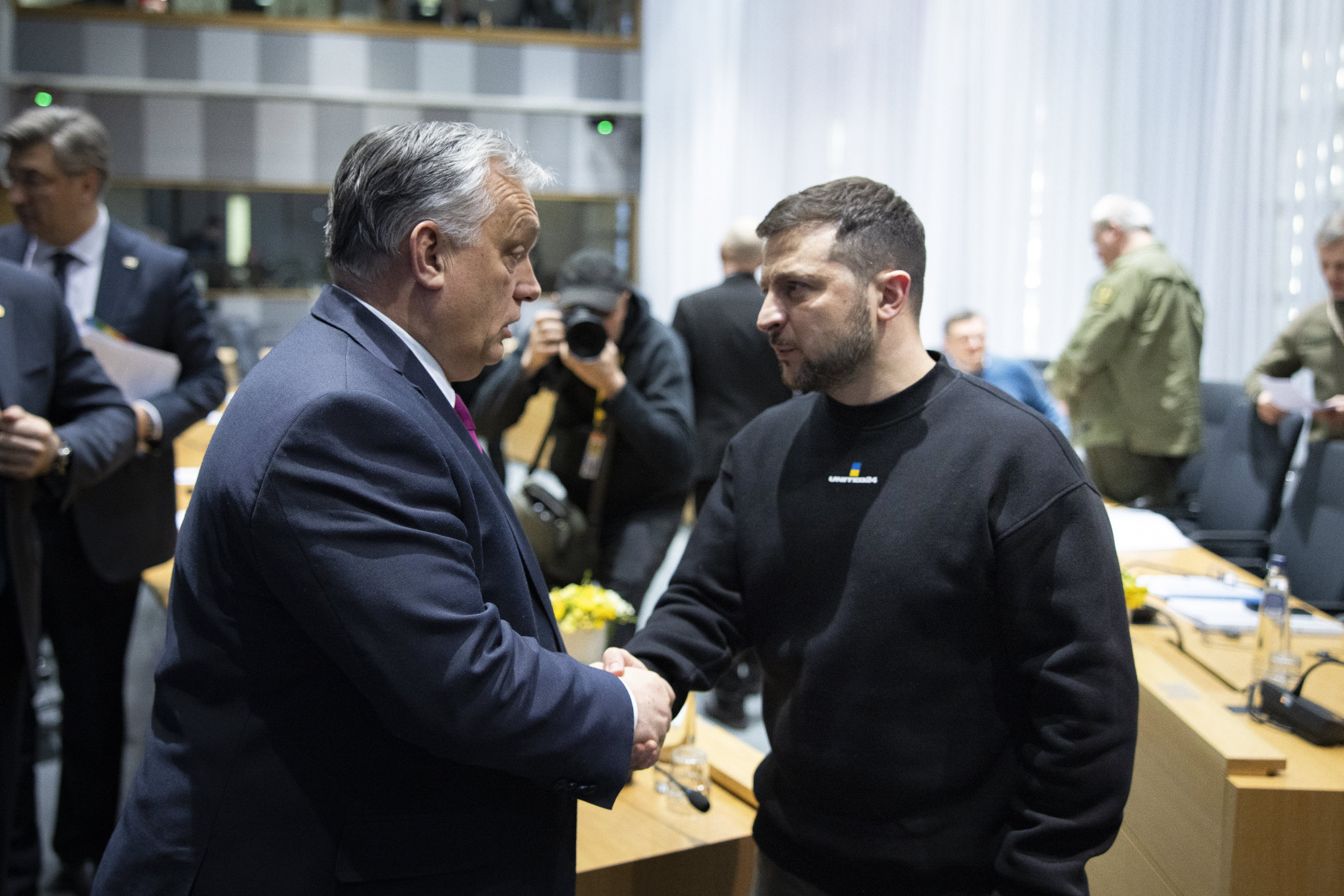 Orbán Viktor miniszterelnök (b) és Volodimir Zelenszkij ukrán elnök kezet fog tárgyalásuk után Brüsszelben 2023. február 9-én.