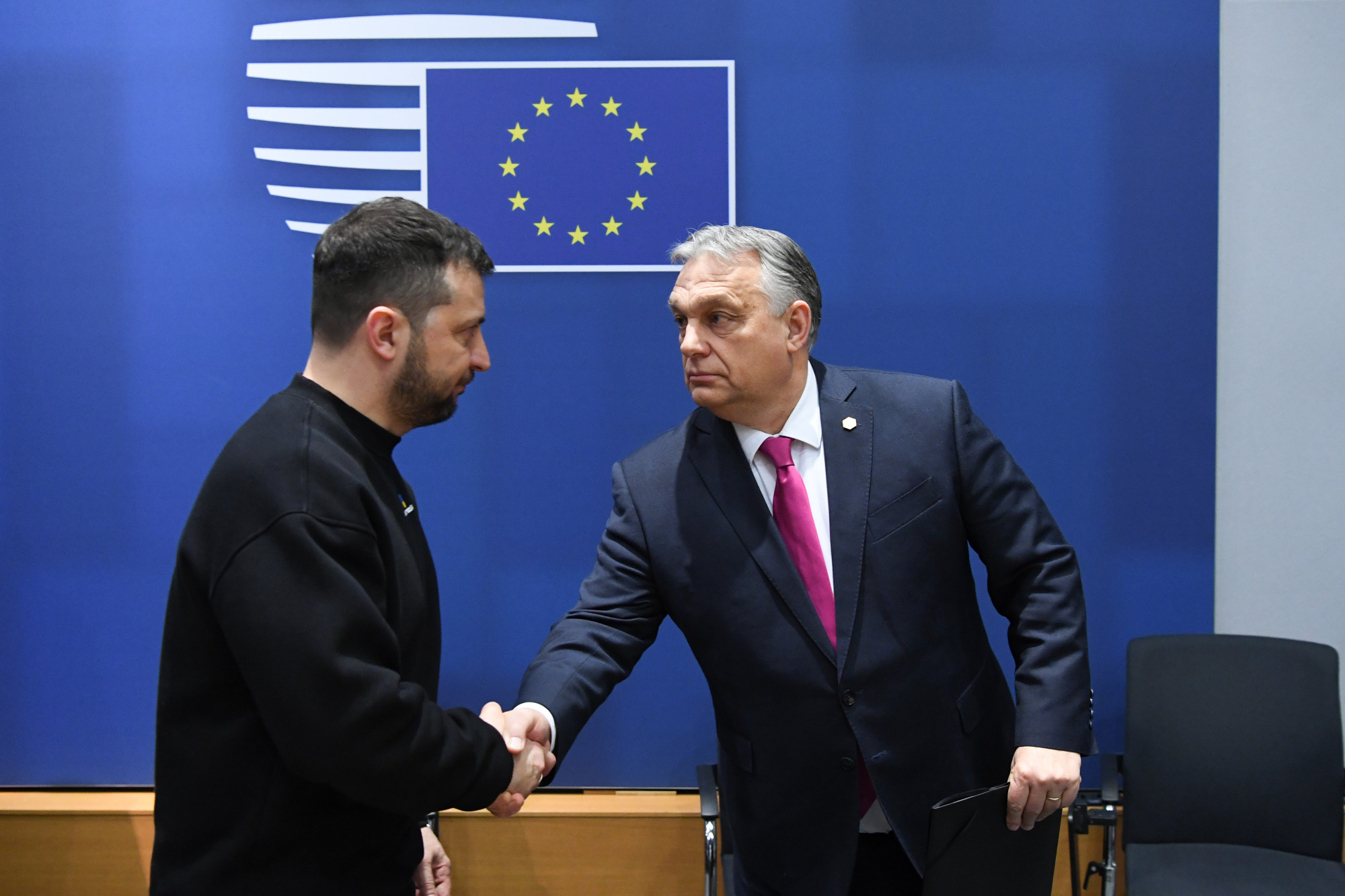 Kicsit máshogy néz ki a Zelenszkij-kézfogás Orbán Facebookján, mint a hivatalos képeken