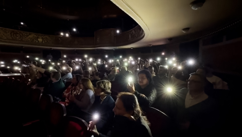 Elment az áram, a nézők világítottak a temesvári színházban