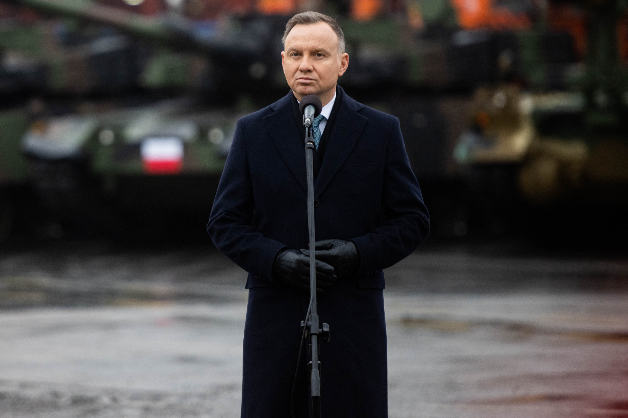 Andrzej Duda a lengyel hadsereg új K2 nehézpáncélosai és K9 önjáró tarackjai előtt tart beszédet 2022. december 6-án.