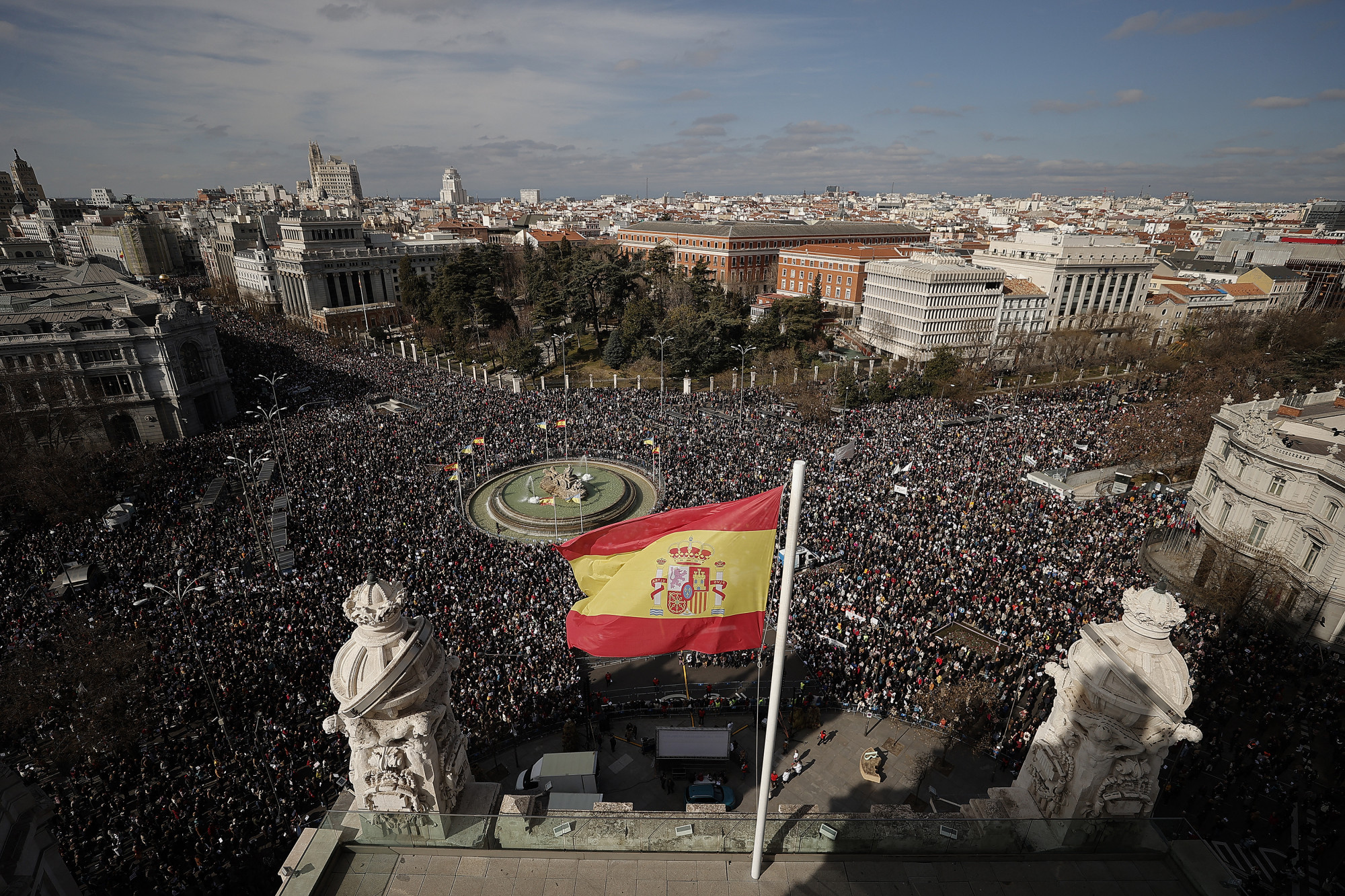 Tüntetők százezrei lepték el Madrid belvárosát, a Cibeles tér környékét vasárnap, hogy a helyi jobboldali vezetés egészségügyi politikája ellen tiltakozzanak.