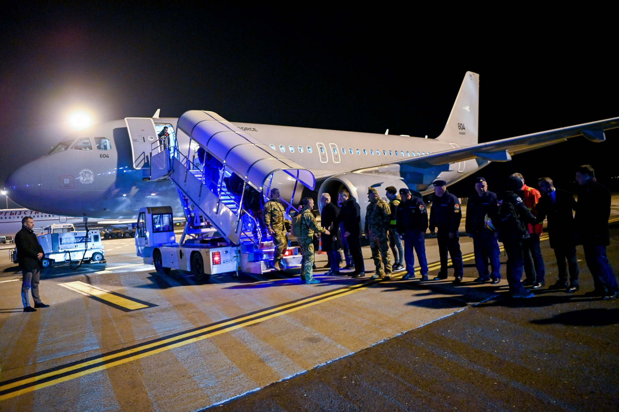 Kormánytisztviselők fogadják az Országos Katasztrófavédelmi Fõigazgatóság (OKF) Törökországból hazaérkezett Hunor kutató-mentõ csapatának tagjait a Liszt Ferenc-repülõtéren 2023. február 13-án