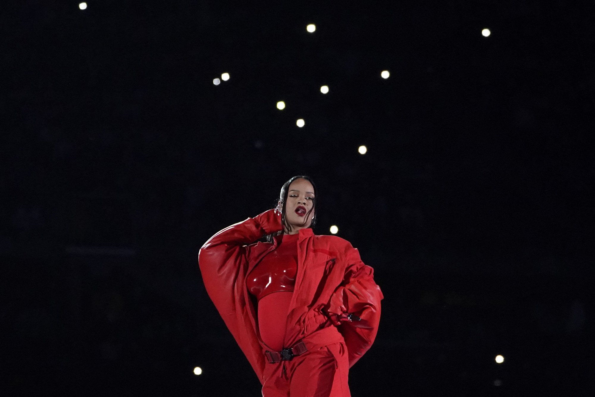 A Super Bowl félidejében derült ki, hogy Rihanna gyereket vár