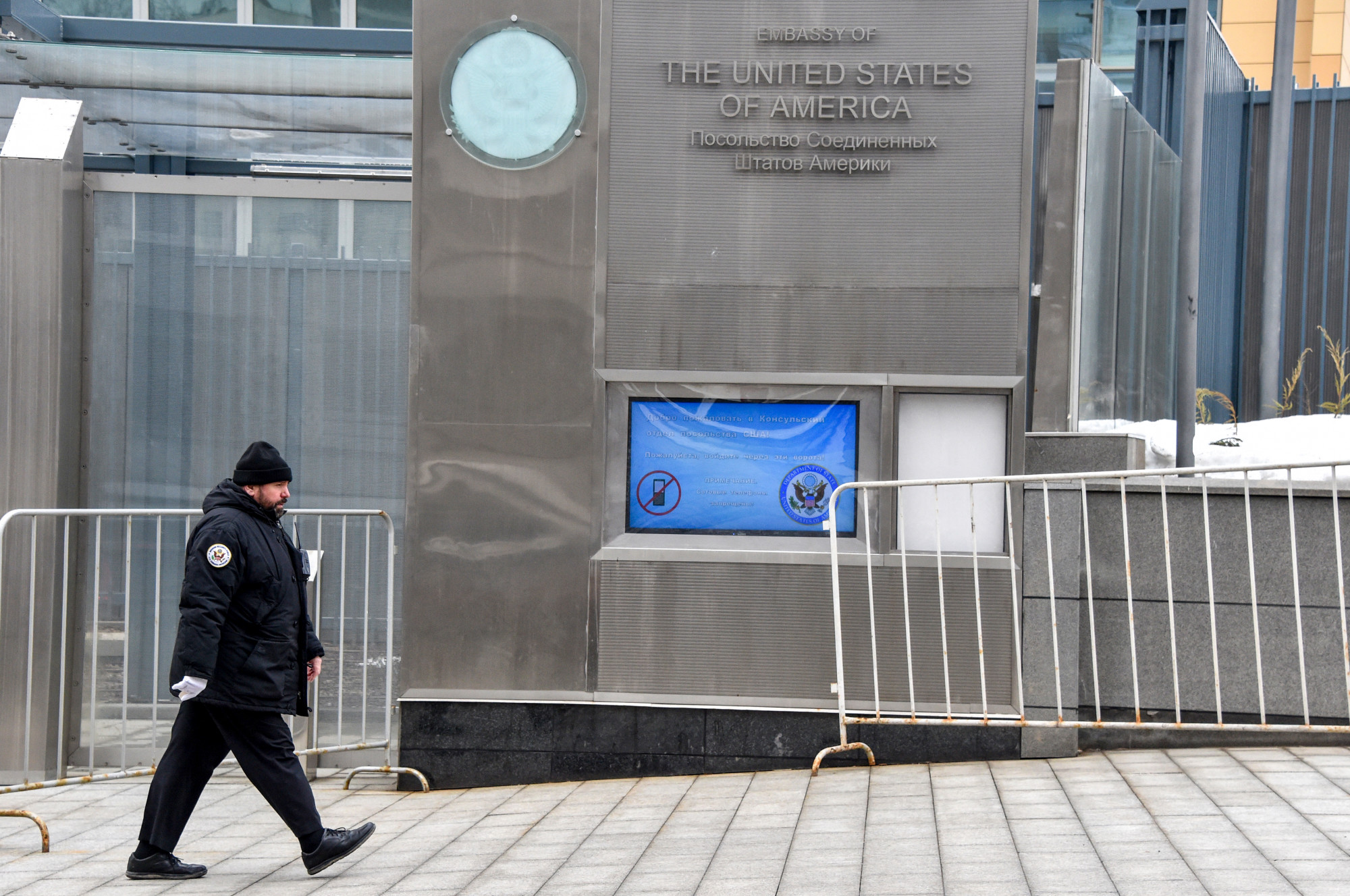 Amerikai biztonsági alkalmazott az Egyesült Államok moszkvai nagykövetsége előtt