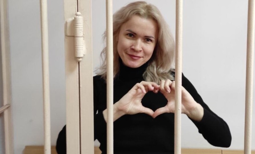 Hat év börtönt kapott az orosz újságírónő, aki közösségi oldalán írt arról, hogy Mariupolban az orosz hadsereg gyilkolt meg több száz ukrán civilt