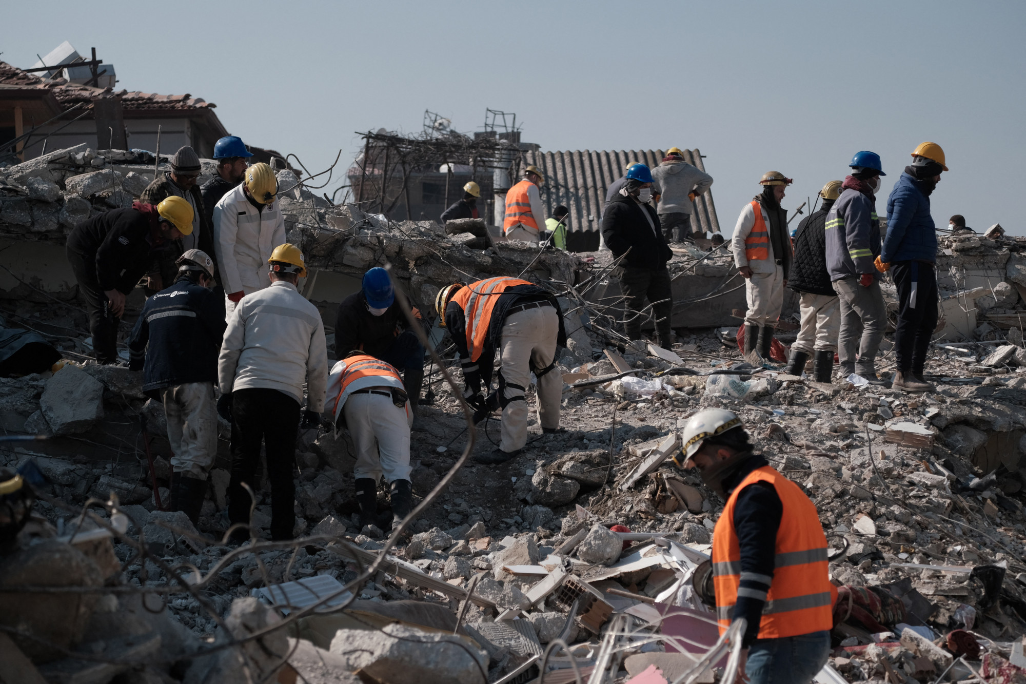 Kilenc nappal a földrengés után újabb túlélőket találtak a romok alatt Törökországban