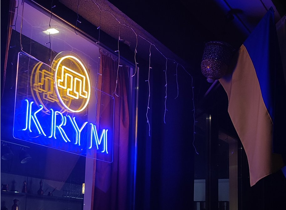 Krím nevű étterem nyílt az orosz nagykövetséggel szemben Varsóban