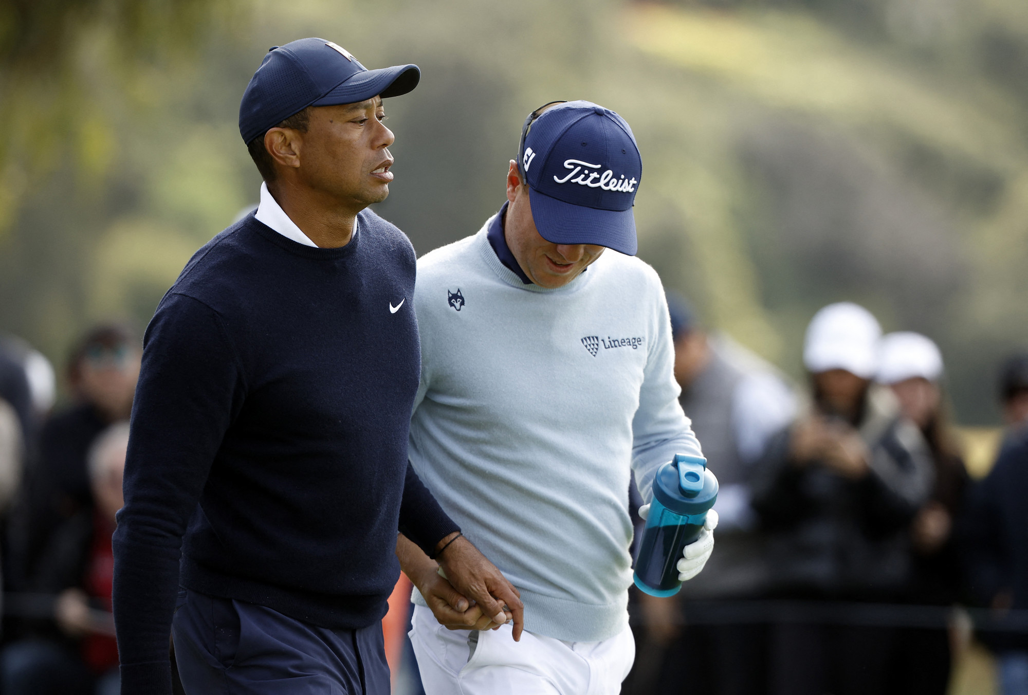 Tiger Woods bocsánatot kért, mert egy tampont adott a verseny közben Justin Thomasnak