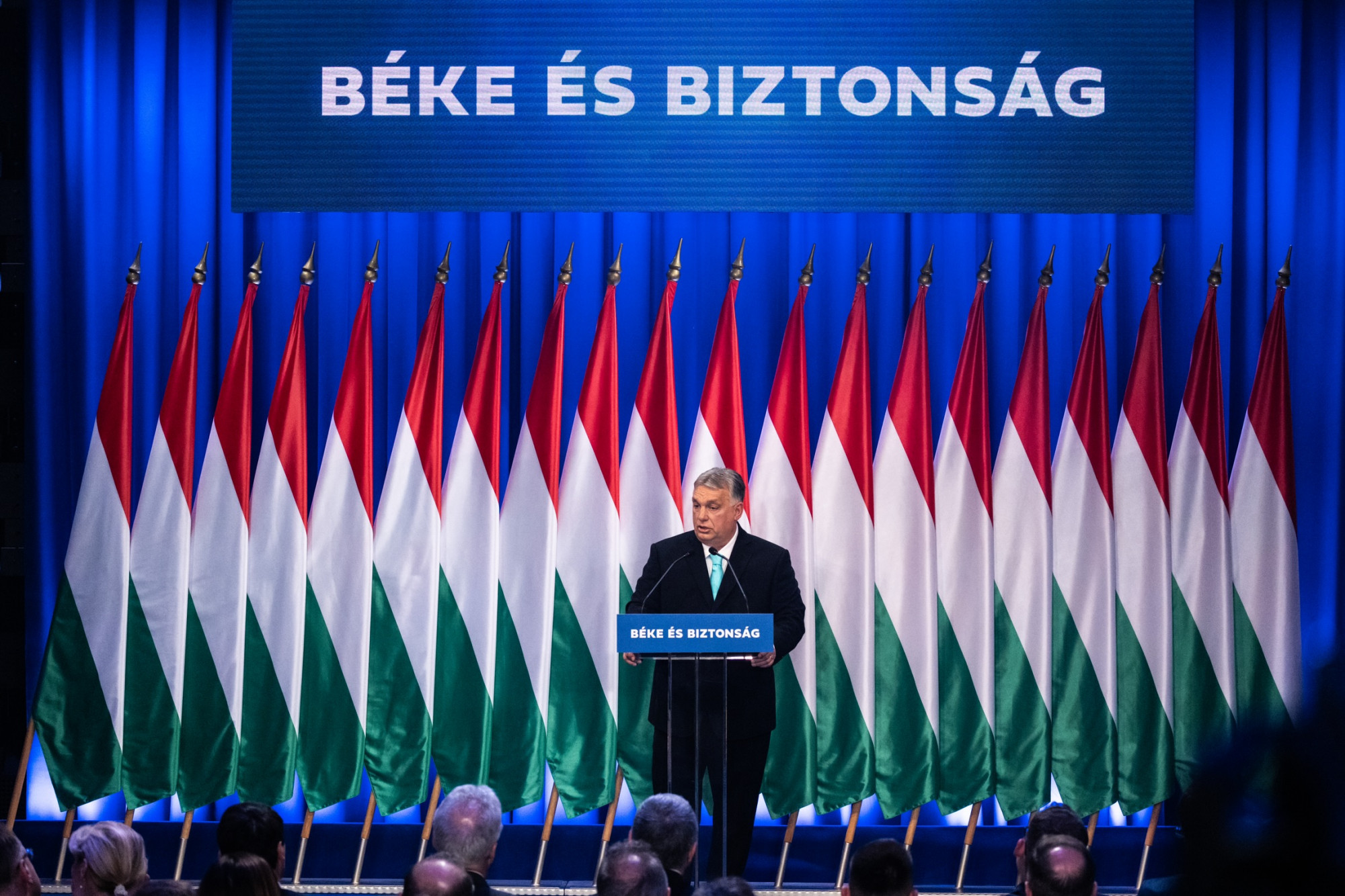 Új havi tömegközeledési bérletet jelentett be Orbán