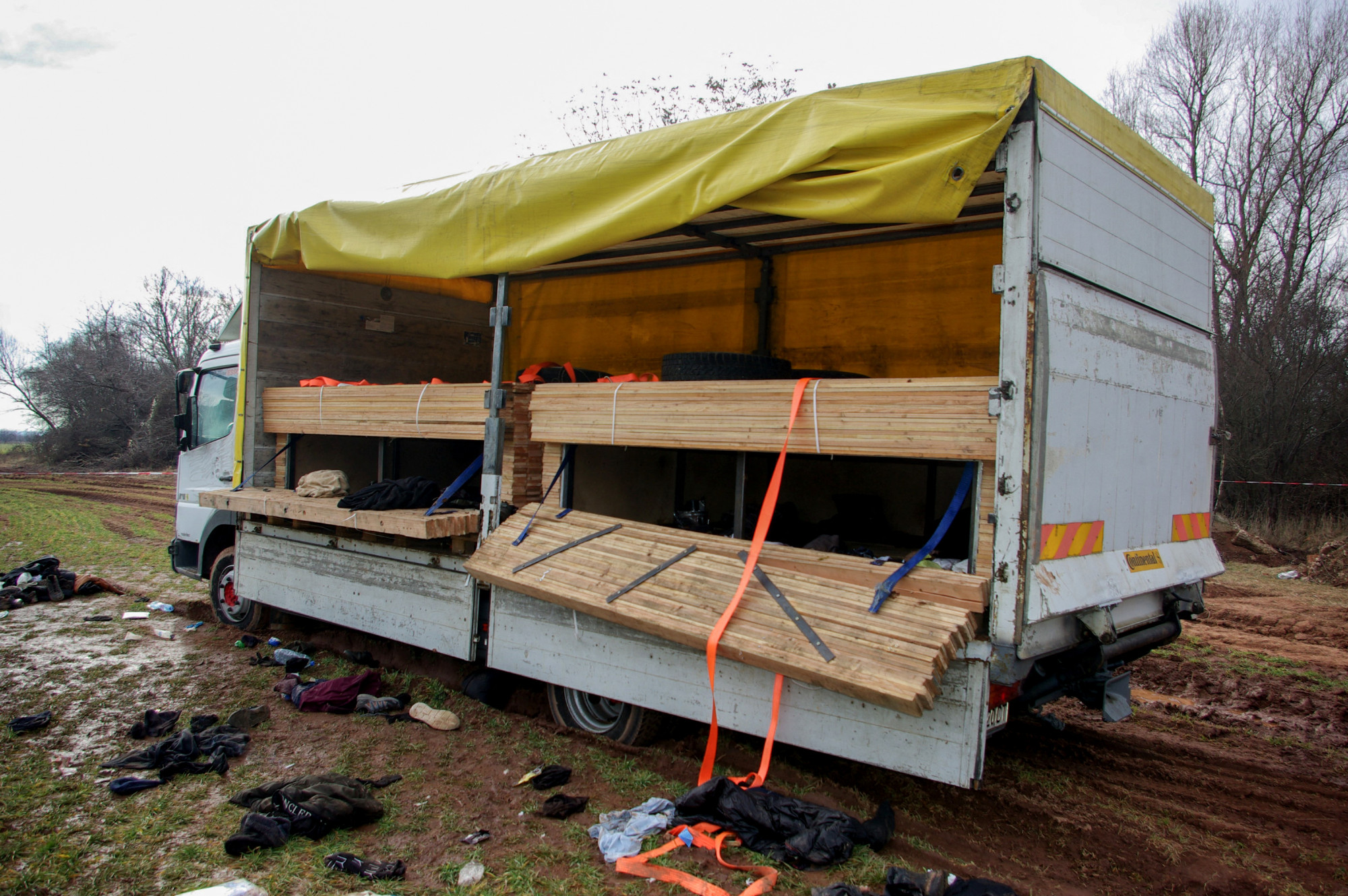 Hat embert vádolnak embercsempészettel Bulgáriában, miután egy teherautóban 18 bevándorlót találtak holtan