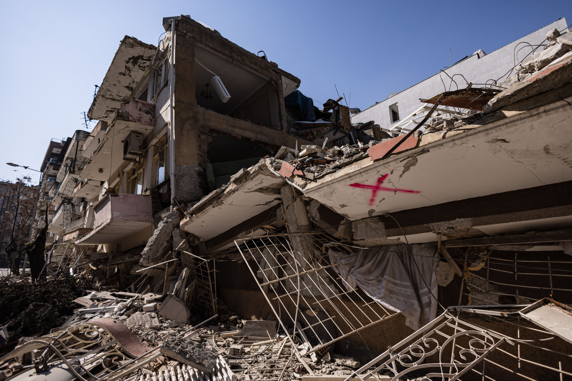 Tizenkét nappal a pusztító törökországi földrengés után is találtak túlélőket