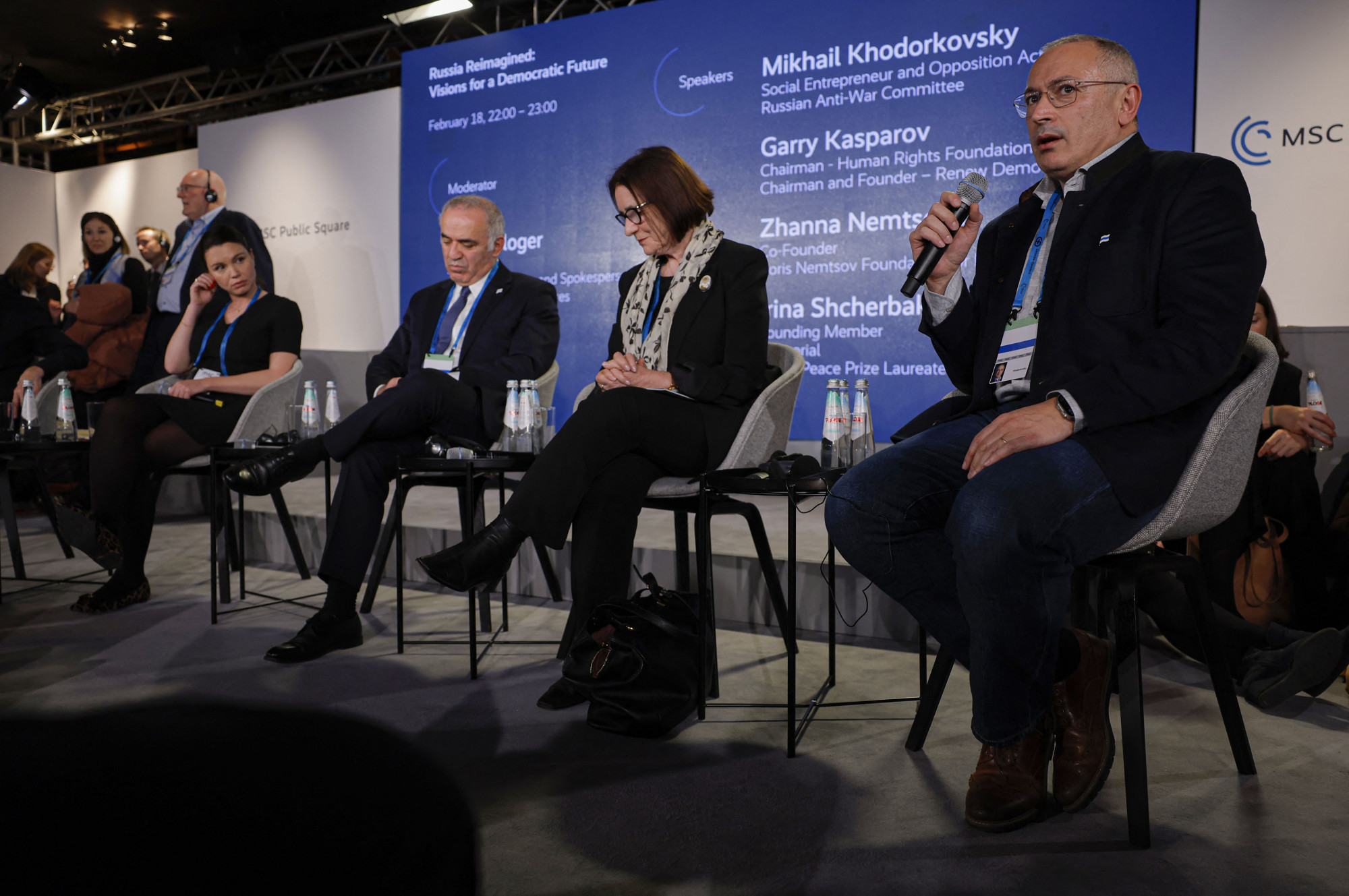 Nyemcova, Kaszparov, Scserbikova és Hodorkovszkij a müncheni konferencián