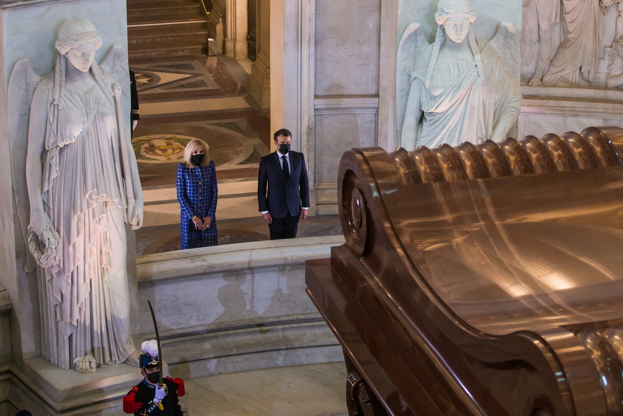 Emmanuel Macron és felesége, Brigitte Macron Napóleon sírjánál a császár halálának 200. évfordulóján 2021-ben