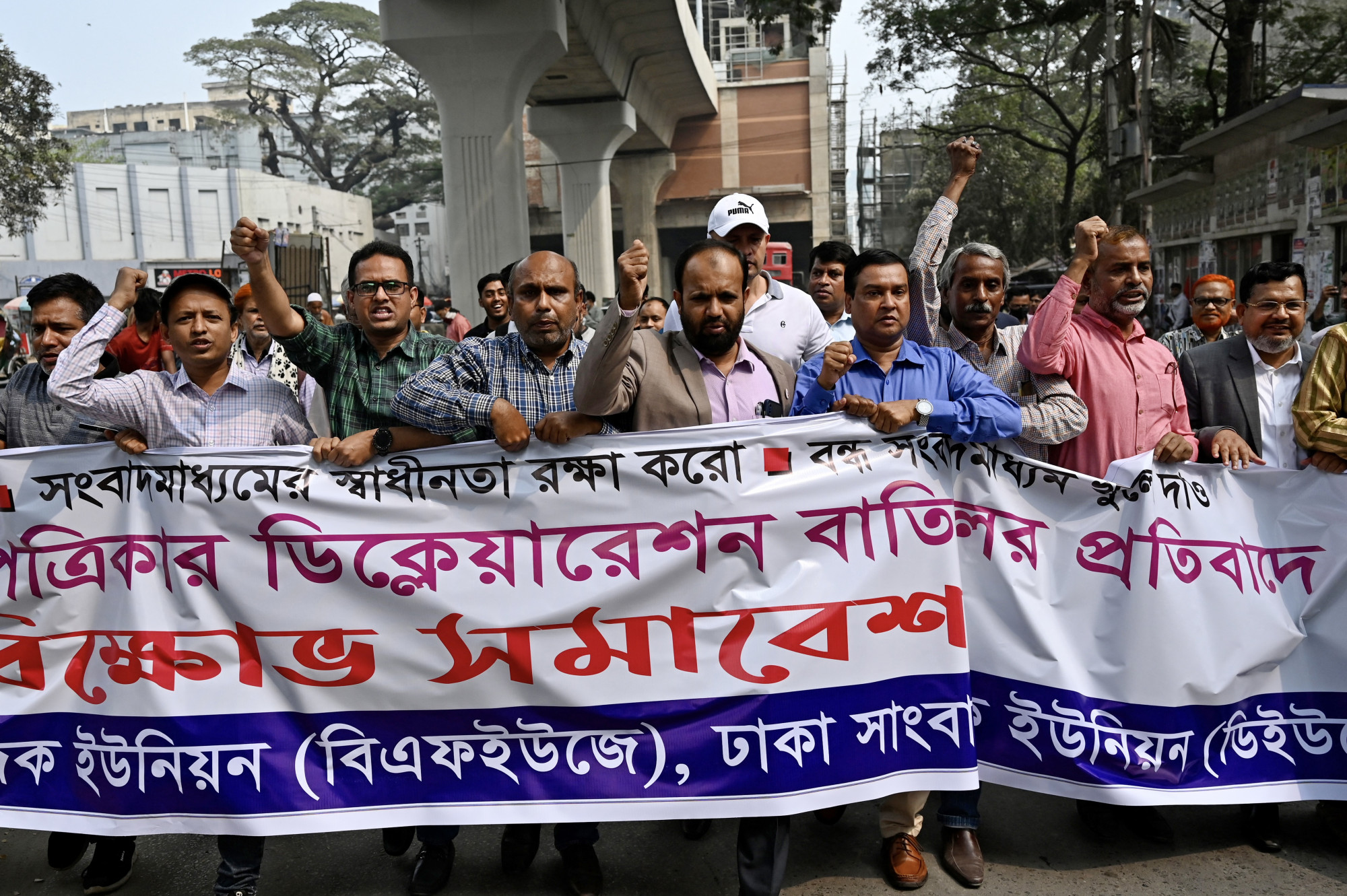 Bezáratták a legnagyobb ellenzéki újságot Bangladesben