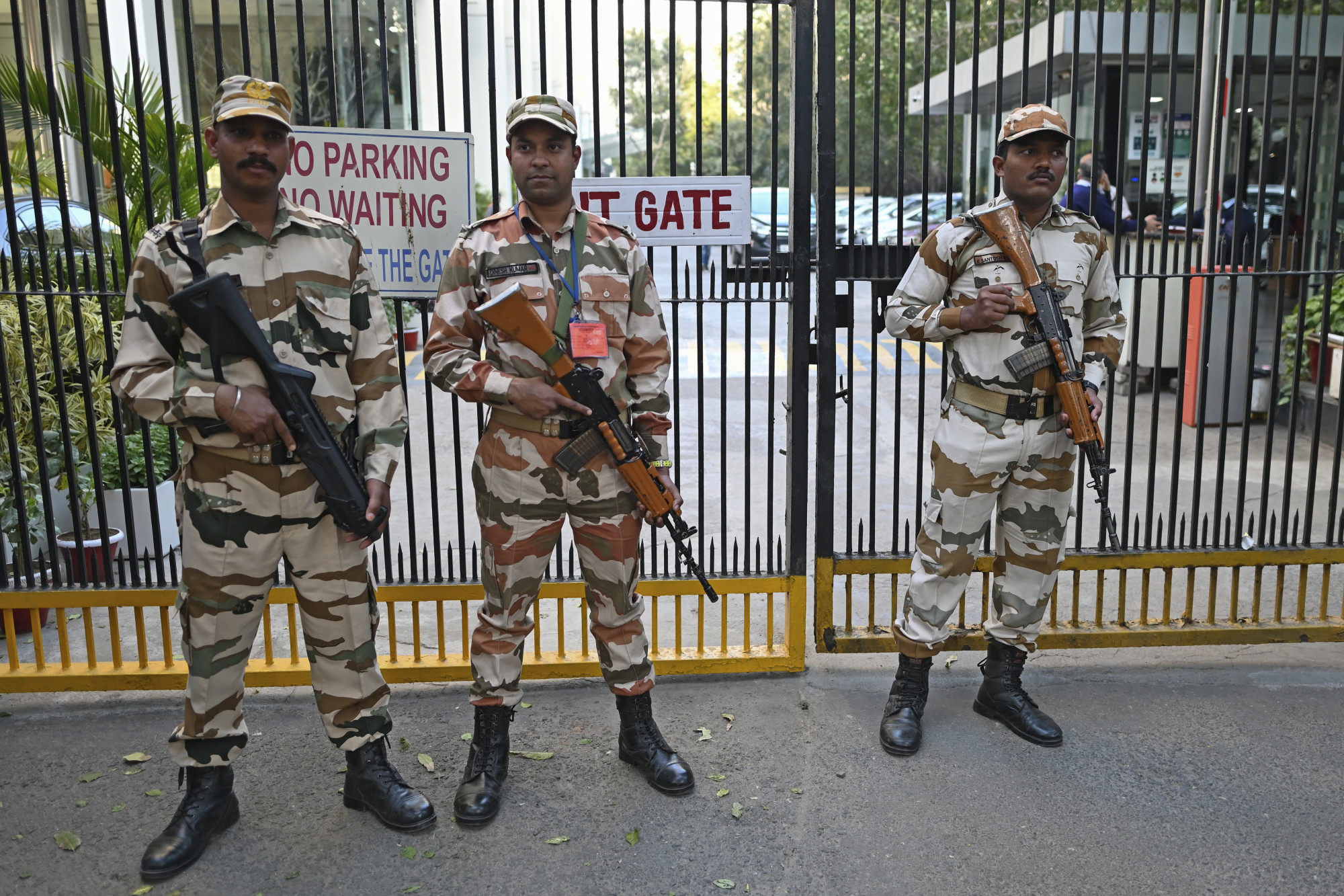 Fegyveresek őrzik a BBC irodáját Új-Delhiben
