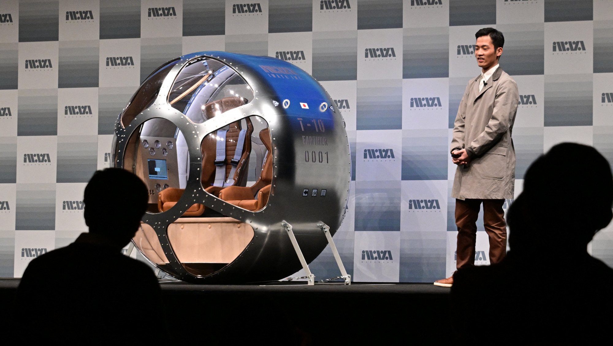 Iwaya Giken a Keisuke Iwaya vállalat elnöke február 21-én mutatta be a T-10 EARTHER, kétüléses gömbkabint, ami 25 kilométeres magasságba emelhet űrturistákat a Földről.
