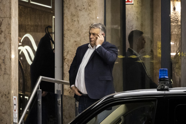 Orbán Viktor telefonál a Fidesz balatonfüredi frakcióülésén