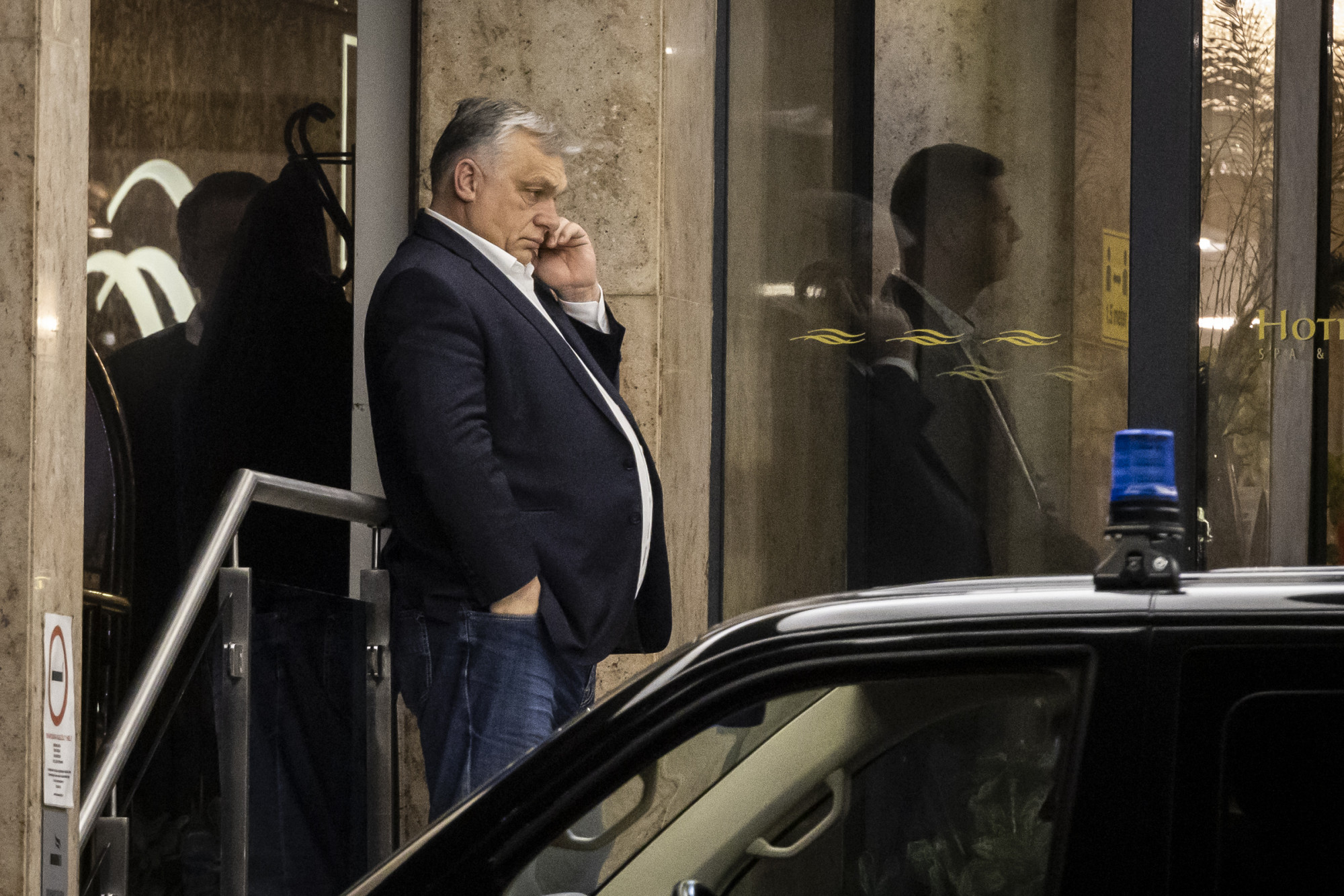 Orbán telefonbeszélgetésbe mélyedve érkezett meg a frakcióülésre