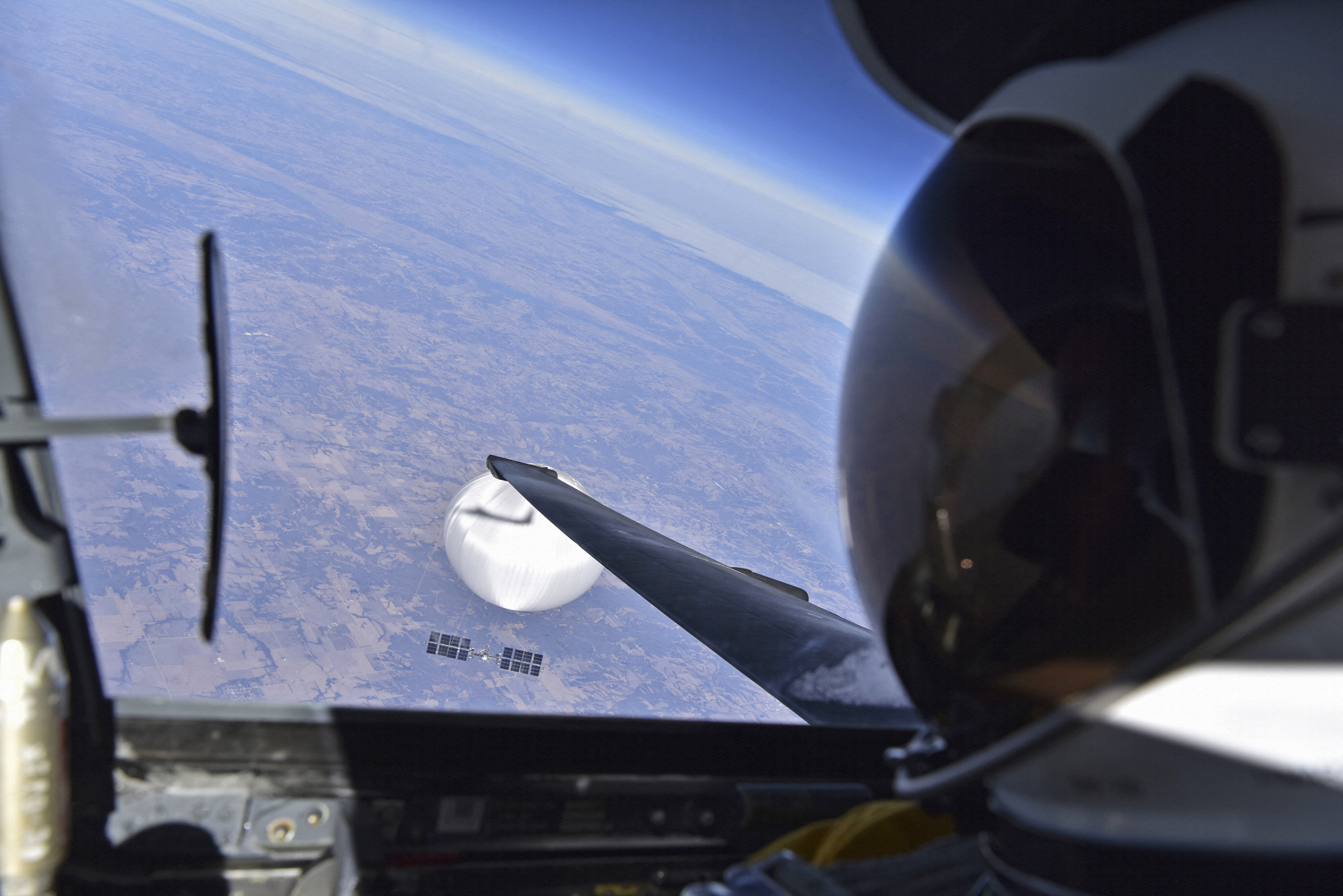 Szelfizett az amerikai pilóta a kínai kémballonnal, mielőtt megsemmisítették az eszközt