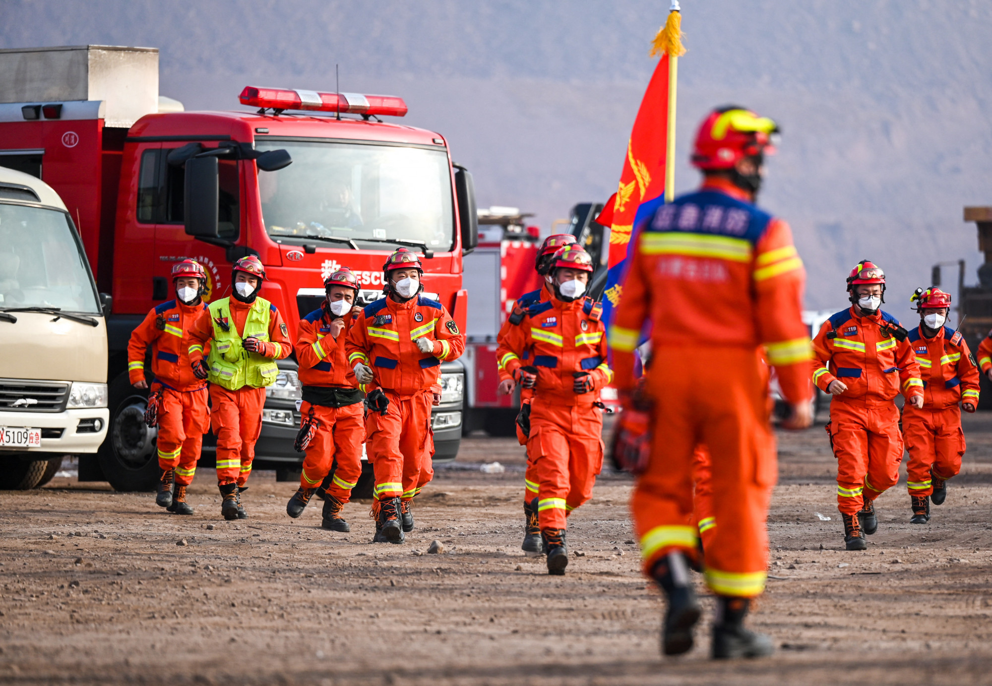 Földcsuszamlás nehezíti egy bányaomlás túlélőinek mentését Kínában