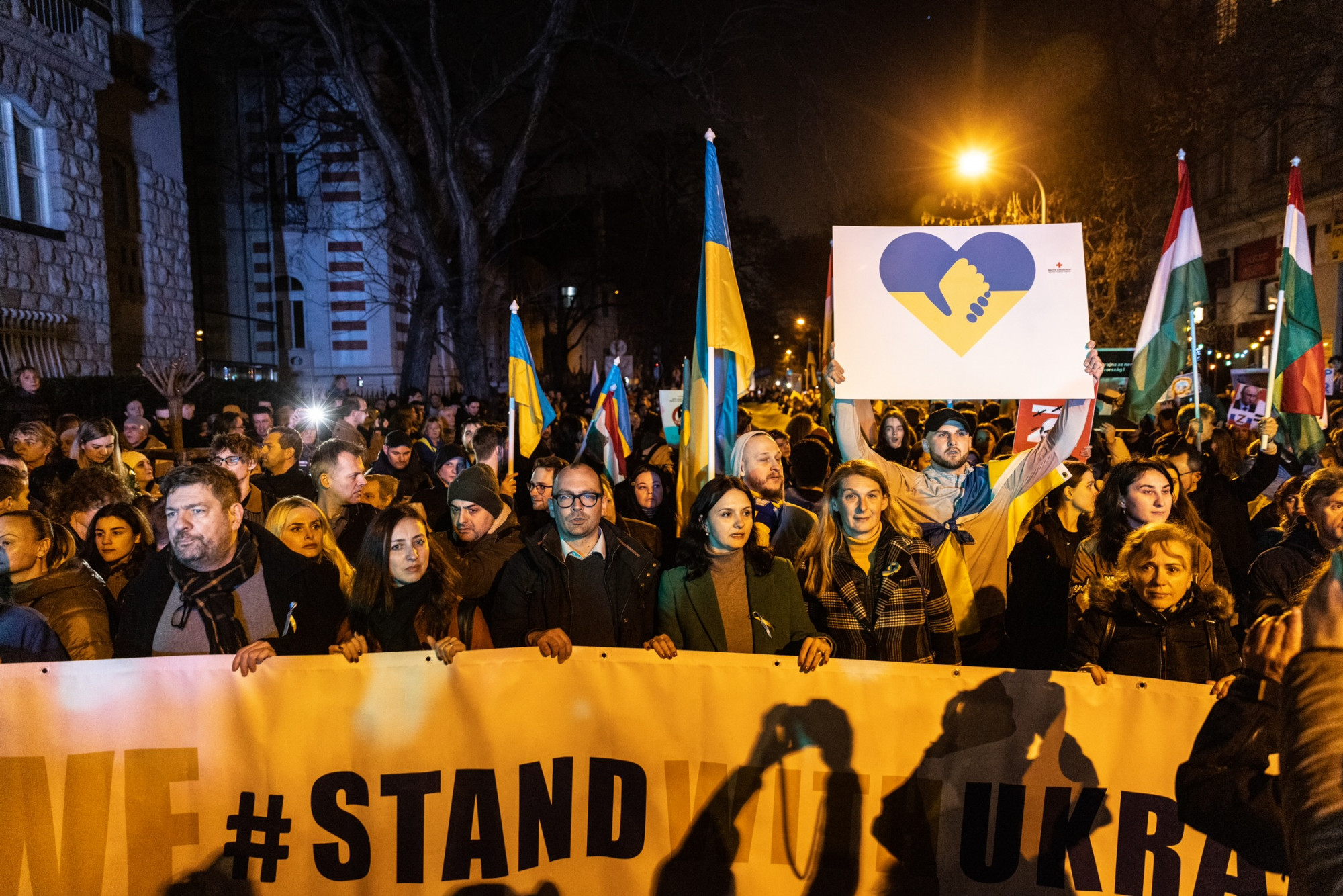 Béke csak akkor lesz, ha az utolsó orosz katona is kitakarodik Ukrajnából - több ezren tüntettek az orosz nagykövetségnél