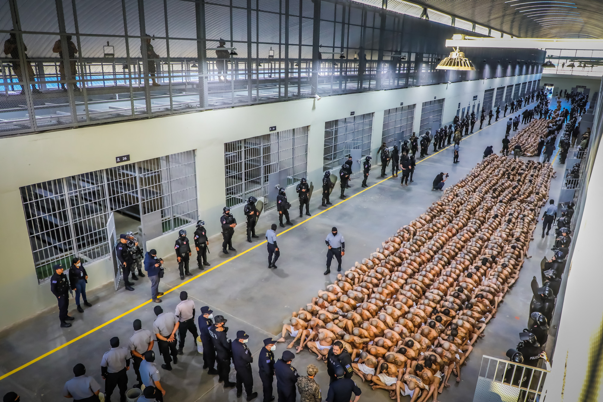 Több ezer letartóztatott bandatagot szállítottak át El Salvador új megabörtönébe