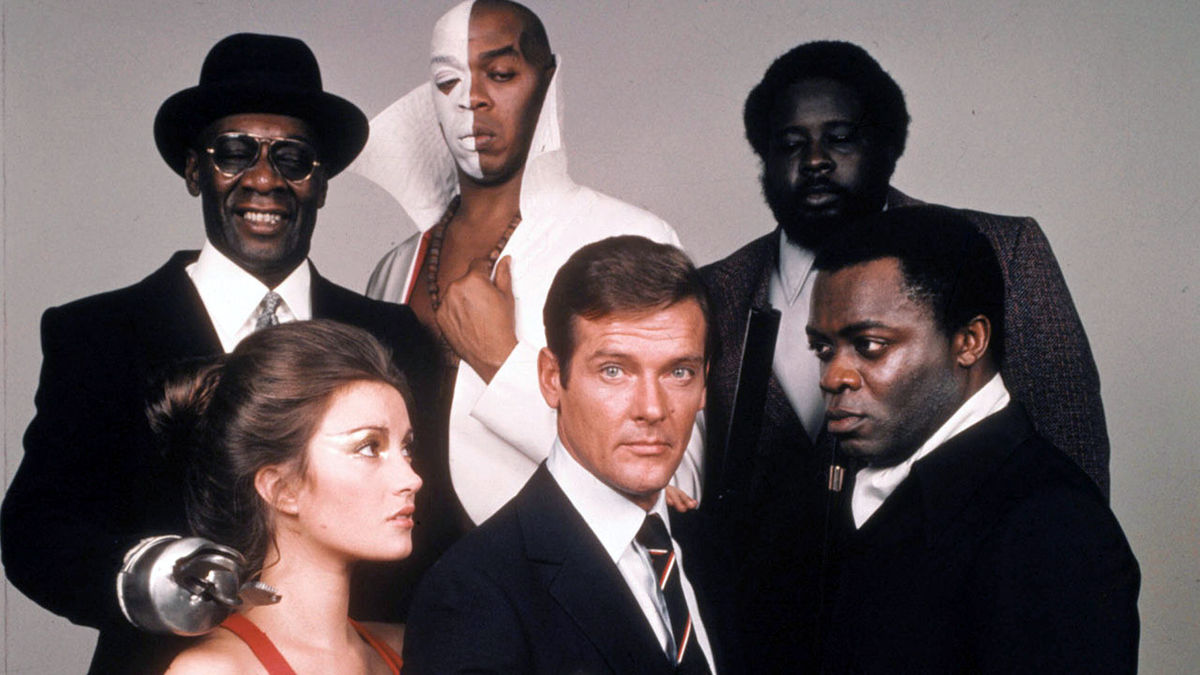 Kiszerkesztik a rasszista utalásokat az újra kiadott James Bond regényekből