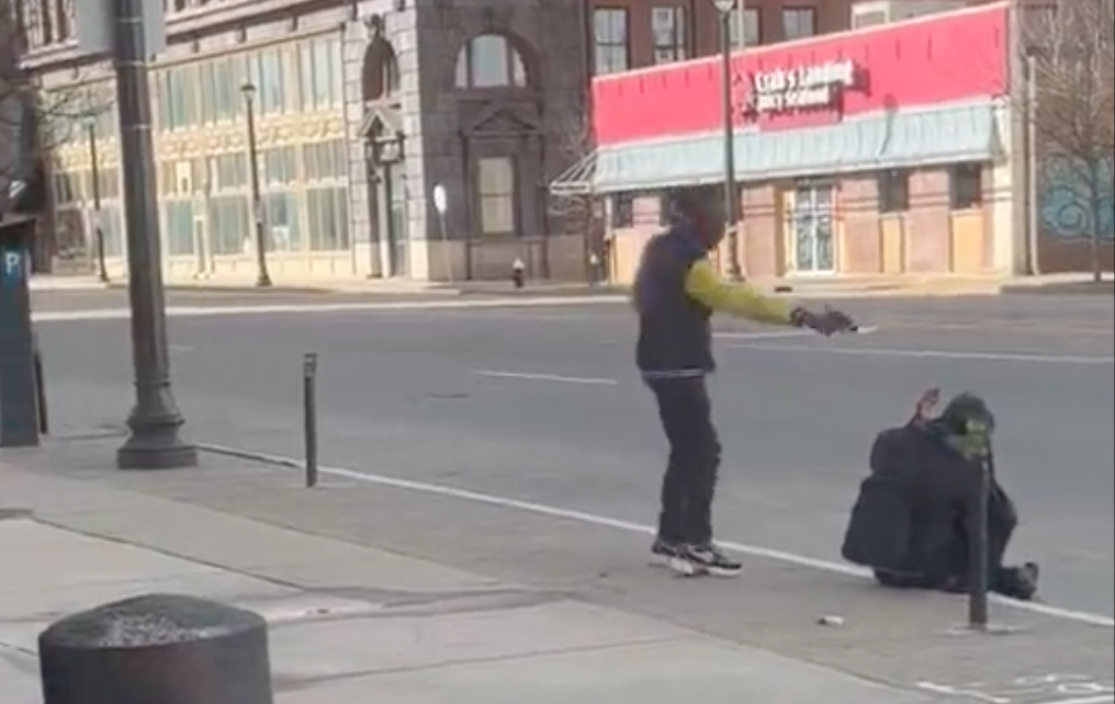 Fényes nappal lőtt fejbe egy járdán ülő embert egy férfi St. Louisban